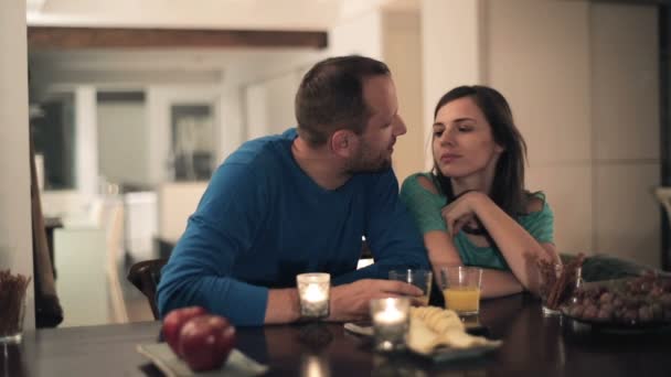 Couple talking and eating snacks — Stockvideo