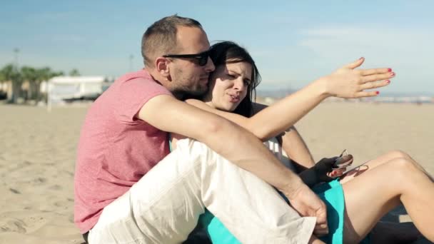 Casal relaxante na praia — Vídeo de Stock