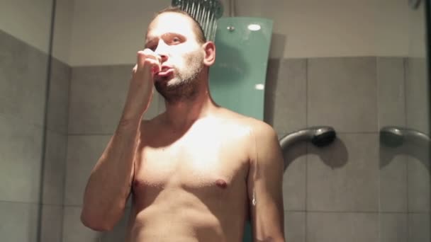 Homme brossant les dents — Video