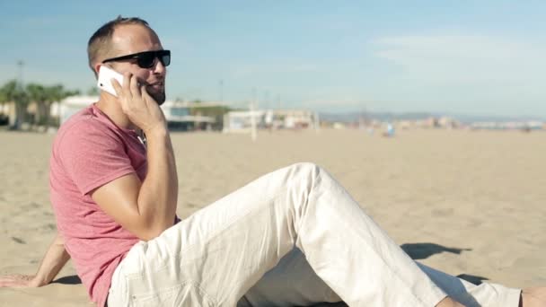 Homem falando no celular — Vídeo de Stock