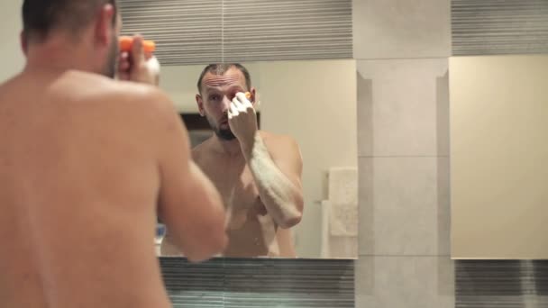 Homme appliquant hydratant paupière — Video