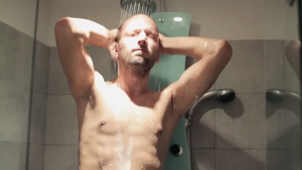 Muž pod sprchou — Stock video