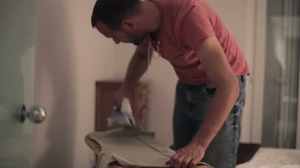 Hombre planchando ropa — Vídeos de Stock