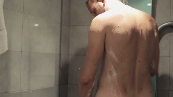 Мытье тела человека — стоковое видео