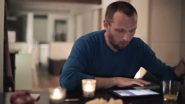 Hombre fotos de navegación en la tableta — Vídeo de stock