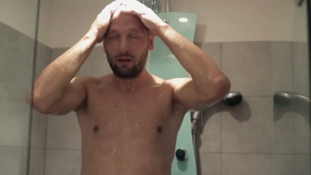 Man wassen haar — Stockvideo