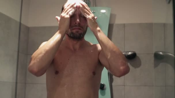 Adam yıkama yüzünü — Stok video