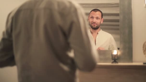 Erkek gömlek tutturmak — Stok video
