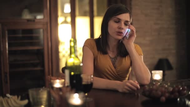 Mujer hablando por celular — Vídeo de stock