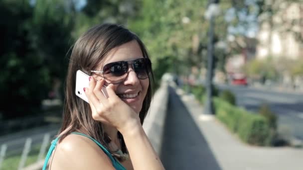 Γυναίκα που μιλάει στο κινητό τηλέφωνο — Αρχείο Βίντεο