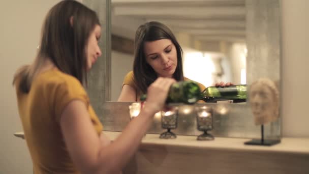 Triest vrouw drinken van wijn — Stockvideo