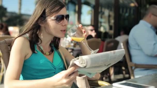 Жінка читання газет — стокове відео