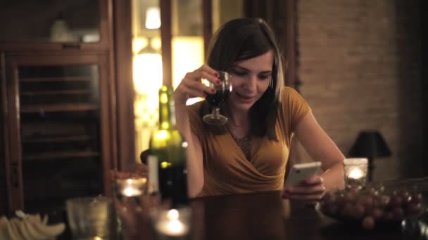 Vrouw texting op smartphone — Stockvideo