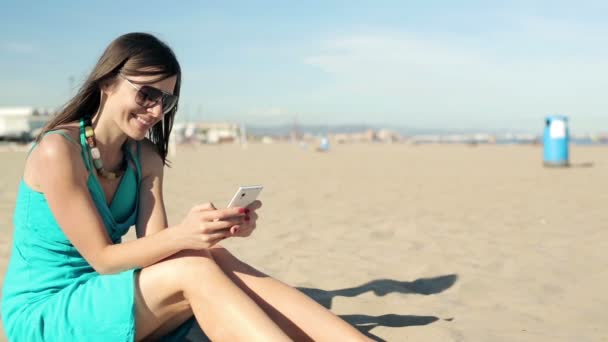 Woman sending sms — Stock Video