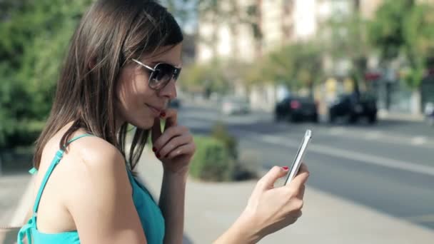 Femme envoyant des SMS par la rue — Video