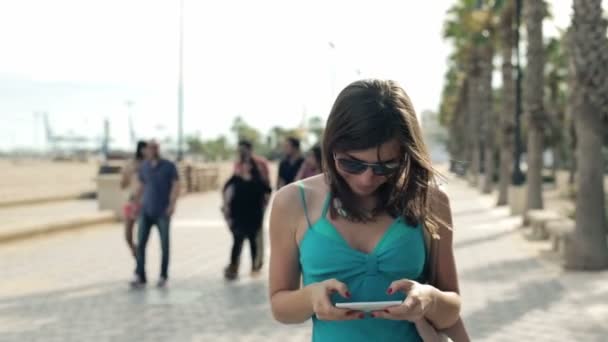 Mujer mensajes de texto y caminar — Vídeos de Stock