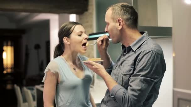 Pareja comiendo pastel — Vídeo de stock