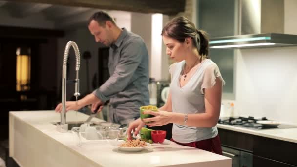 Paar bereitet Essen zu — Stockvideo