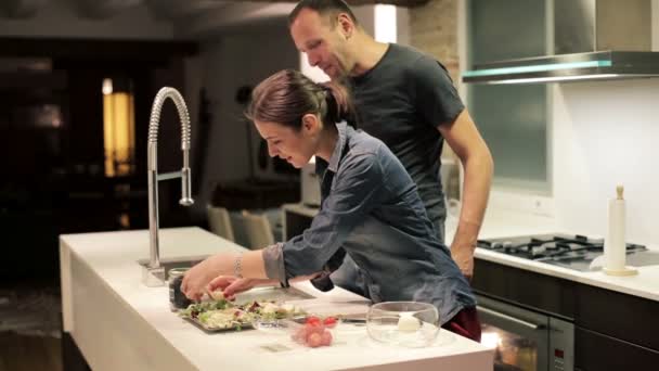 Couple preparing food — Stock Video