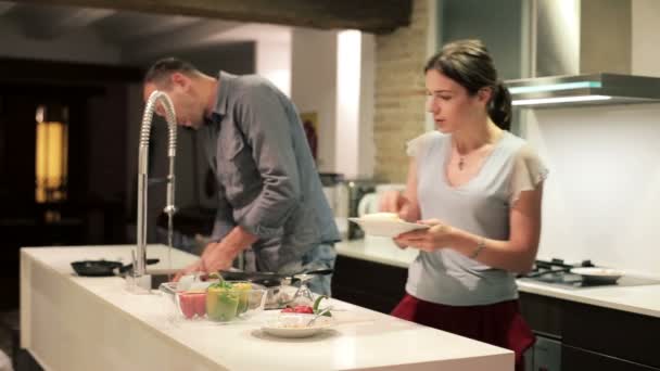 Casal preparando alimentos — Vídeo de Stock