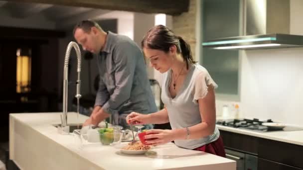 Couple preparing food — Stock Video