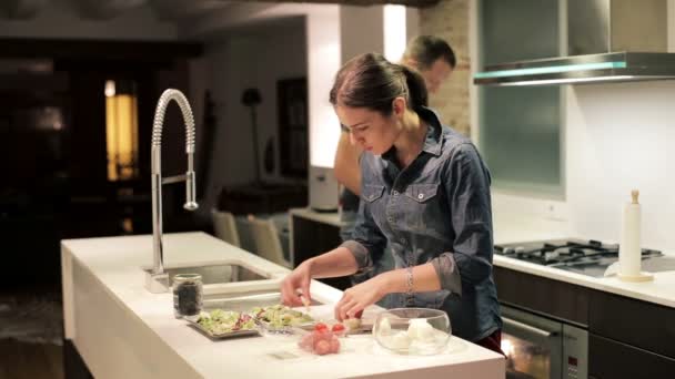Casal preparando alimentos — Vídeo de Stock