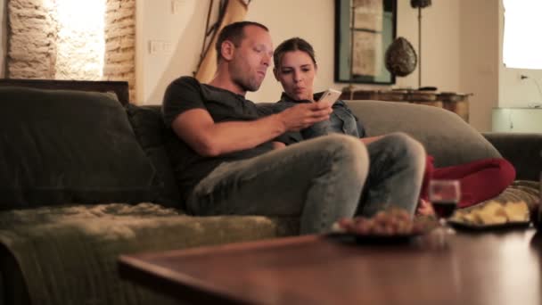 Couple avec smartphone — Video