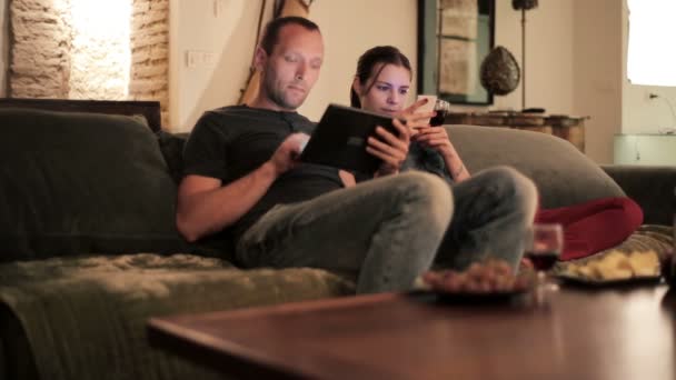 Casal com smartphone e tablet — Vídeo de Stock