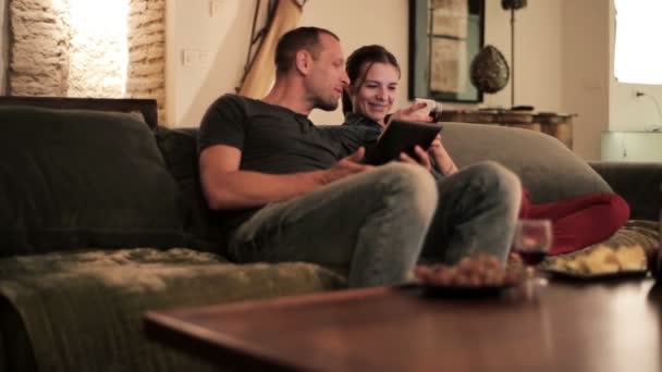 Couple with smartphone and tablet — Stock Video