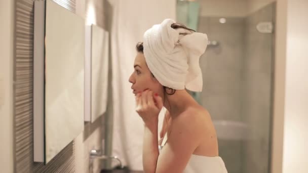 Vrouw in de badkamer — Stockvideo