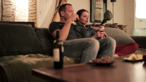 Пара дивиться телевізор — стокове відео