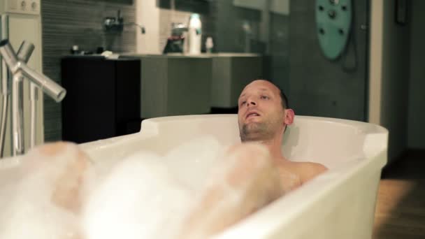 Uomo che esce dal bagno — Video Stock