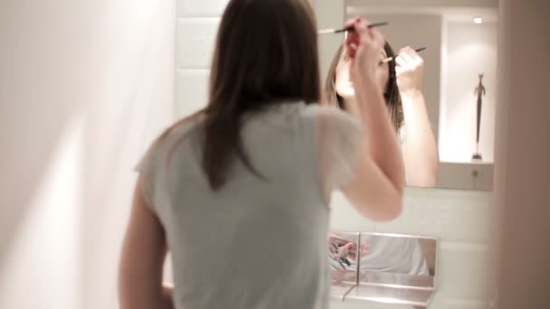Mulher aplicando maquiagem — Vídeo de Stock