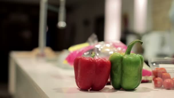 Verduras en la mesa de la cocina — Vídeo de stock