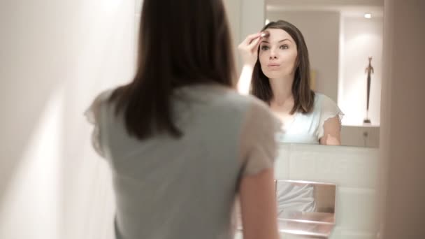 Woman applying makeup — Stock Video