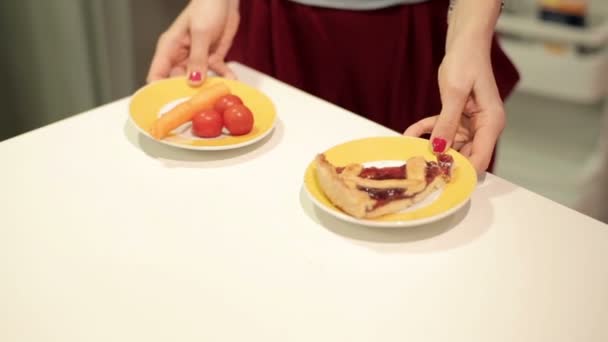 Kadın pasta üzerinde sebze seçme — Stok video