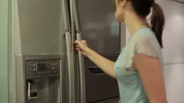 Mulher levando comida da geladeira — Vídeo de Stock