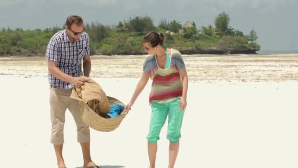 Pareja con cesta de picnic en la playa — Vídeos de Stock