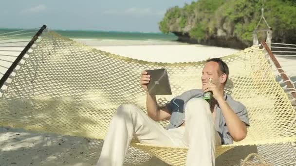 Jeune homme regardant film drôle — Video