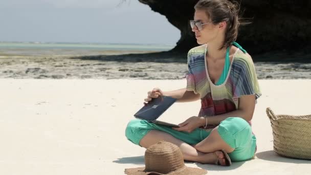 Vrouw met laptop ontspannen — Stockvideo