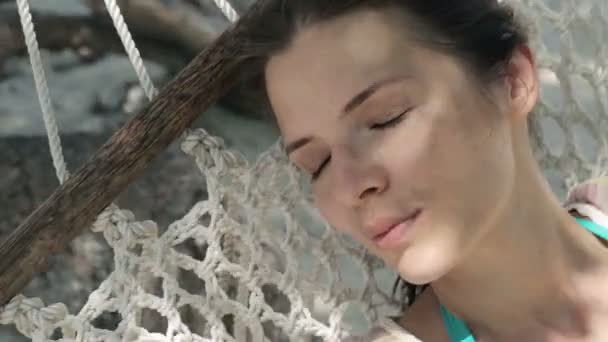 Ung kvinna sover, vilande på hängmatta — Stockvideo