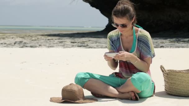 Mujer joven mensajes de texto, el envío de SMS en el teléfono inteligente — Vídeos de Stock