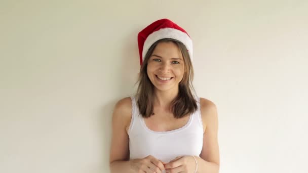 Donna in cappello da Babbo Natale — Video Stock