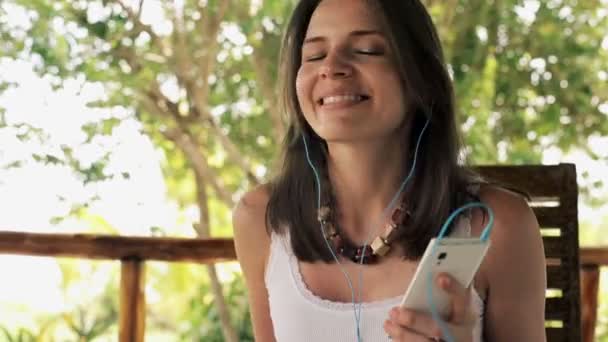 Mujer escuchando música — Vídeo de stock