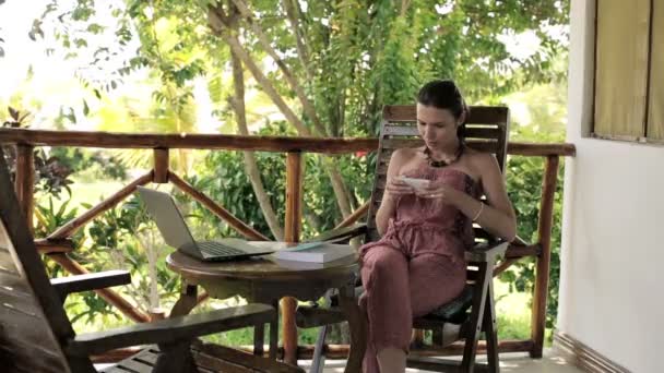 Mujer escribiendo mensaje en el teléfono inteligente — Vídeos de Stock