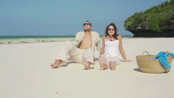 Junges glückliches Paar entspannt sich am schönen exotischen Strand — Stockvideo