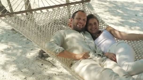 Couple relaxing on hammock — Stock Video