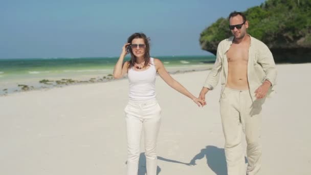 Young couple admiring beautiful tropical beach — Stock Video