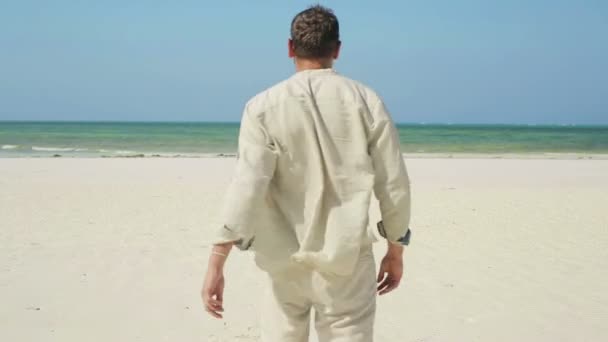 Hombre disfrutando de hermosa playa — Vídeo de stock