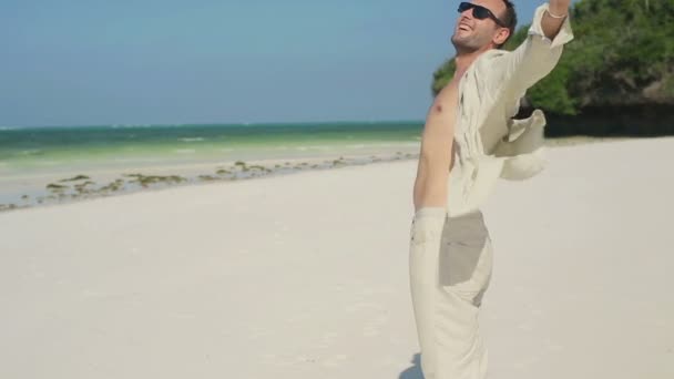 Hombre disfrutando de hermosa playa — Vídeo de stock